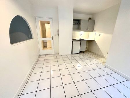 Location Appartement 1 pièce 30m² LYON 7ème - Photo 3