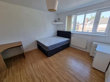 4 bedroom semi-detached house to rent - Photo 5