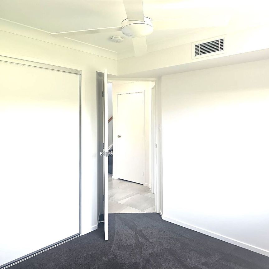 3 BED 2BATH TOWNHOUSE WITH FULLY DUCTED AIR-LAWNED BACKYARD OVERLOOKING PARK - Photo 1