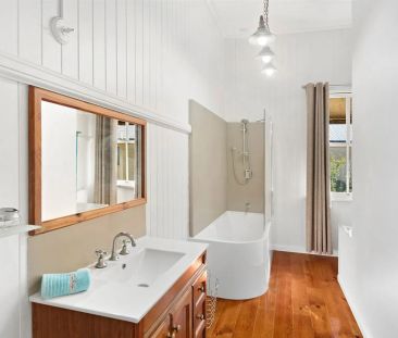 Stunning traditional Queenslander, walk to beach - Photo 2