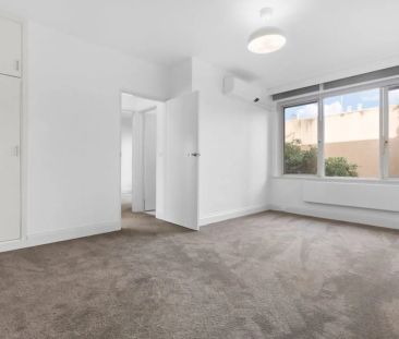 Bright Two-Bedroom Apartment in Prime Richmond Location - Photo 2