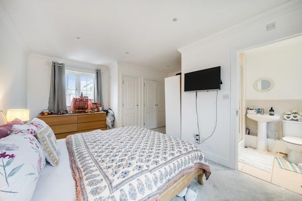 4 bedroom semi-detached house to rent - Photo 1