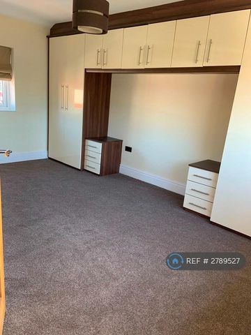 2 bedroom semi-detached house to rent - Photo 4