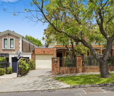 Contemporary Townhouse - Photo 4