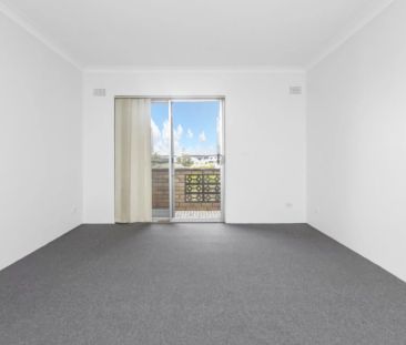 Three bedroom recently updated apartment - Photo 5