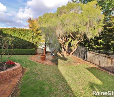 Large 4 Bedroom Home - Photo 5