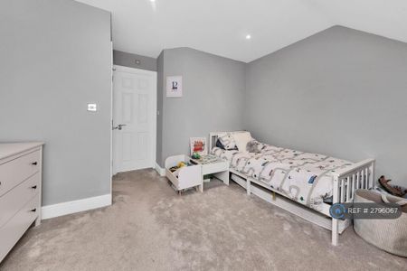 4 bedroom semi-detached house to rent - Photo 4