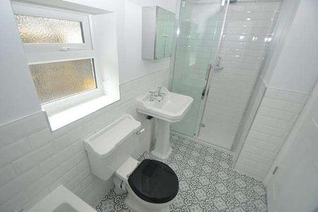 Bedroom Detached Bungalow In Farncombe, GU7 - Photo 4