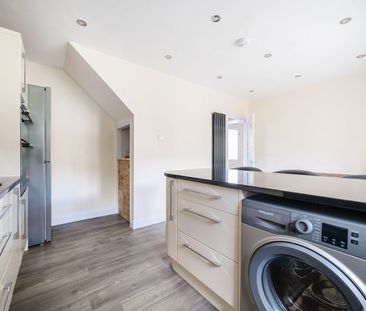 Semi-detached House to rent - Cambridge Road, Rochester, ME2 - Photo 2