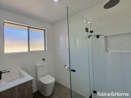 Modern Family Home - Photo 3