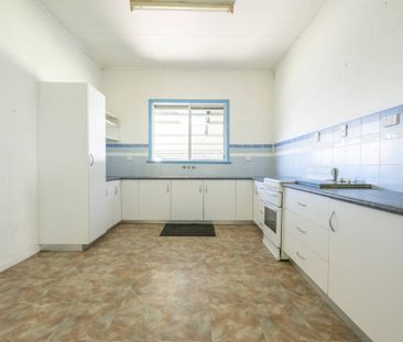 LARGE 4 BEDROOM HOUSE WITH COTTAGE CHARM - Photo 6