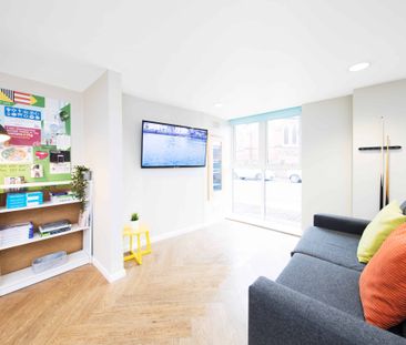 Large Standard Double Ensuite: Three Bed Flat - Photo 1