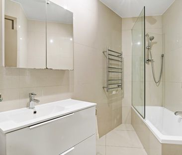 Luxury 3 Bedroom Living - Photo 3