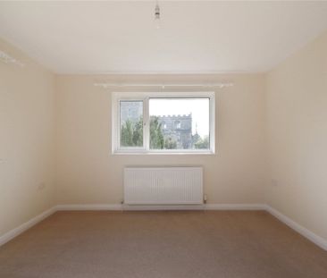 A newly refurbished 5 bedroom detached house situated in the desira... - Photo 3