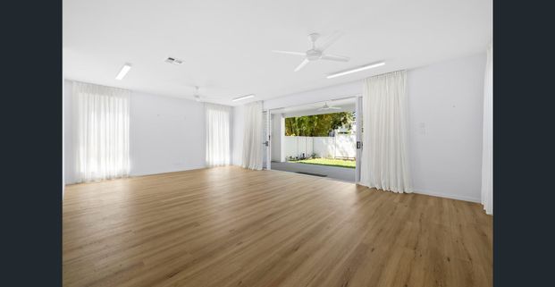 Spacious Family Living in Coorparoo! - Photo 1