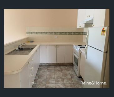 CENTRALLY LOCATED ONE BEDROOM EXECUTIVE UNIT - Photo 3