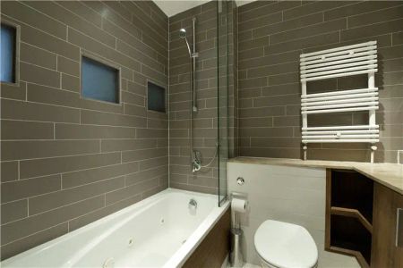 2 bedroom house in London - Photo 5