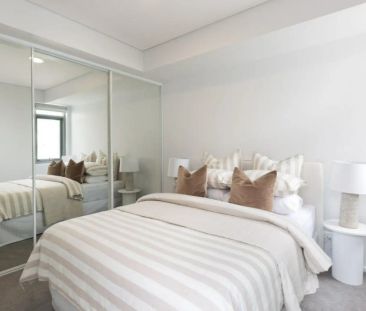 Stunning Top-Floor Apartment in Premier Lifestyle Location - Photo 2