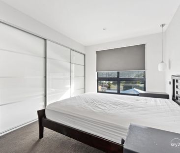 FURNISHED TOWNHOUSE ON HOWICK - Photo 6