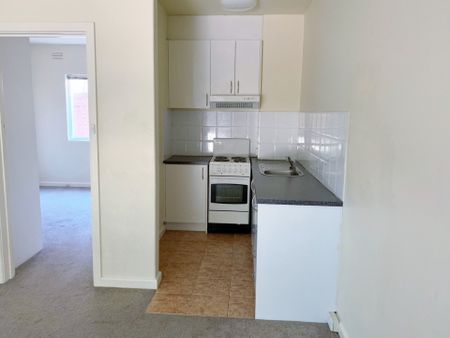 WELL POSITIONED GROUND FLOOR 1 BEDROOM APARTMENT - Photo 4