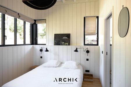 Architecture traditionnelle inspirée par des archétypes régionaux, cette maison de 125 m2 signée BLANC ROUGE ARCHITECTURE entièrement réalisée en bois s'inscrit sur un terrain arboré de 727 m2 avec piscine, dans une rue calme du Pyla et à proximité de la plage. - Photo 4