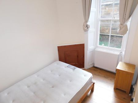 3 bedroom flat to rent - Photo 4