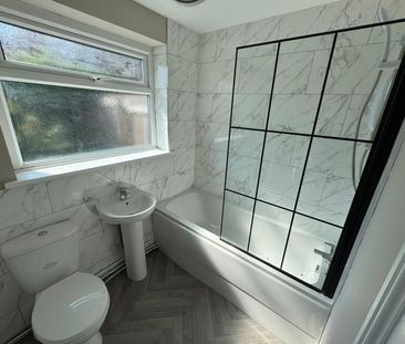Newly Renovated 2-Bed Terrace in Hoyland – Perfect for Long-Term Let! - Photo 3