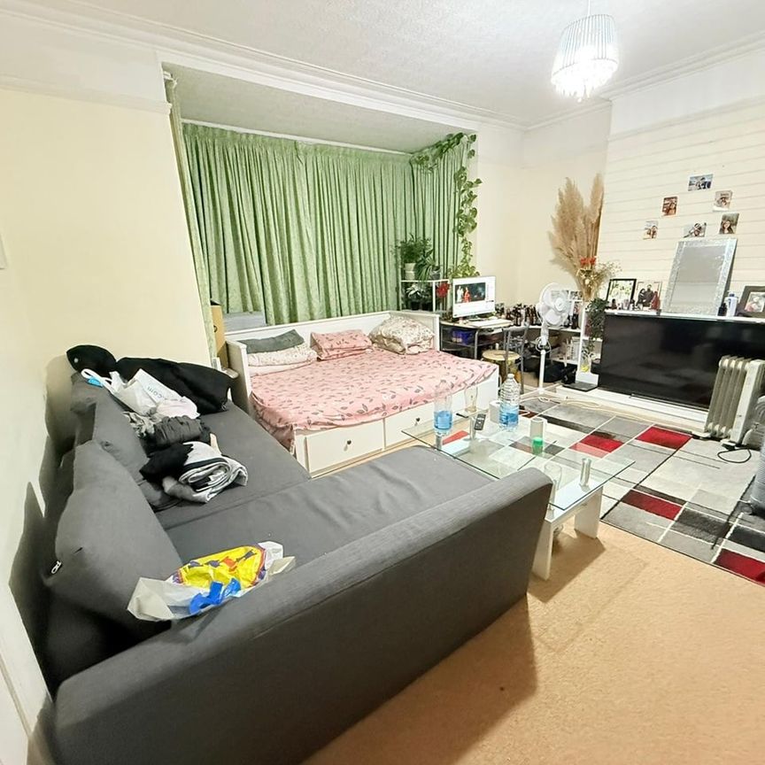 Room in a Shared House, Longley Road, HA1 - Photo 2
