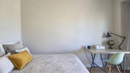 Room in a shared 6-bedroom apartment for rent in Lisbon, professionals only - Photo 3