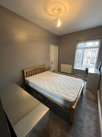 4 bedroom flat to rent - Photo 4