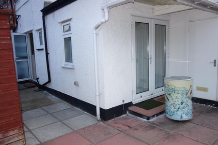 Chase Road Upstairs front room 3 - Photo 4