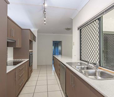 MASSIVE 4 BEDROOM FAMILY HOME IN GREENVIEW ESTATE - Photo 3