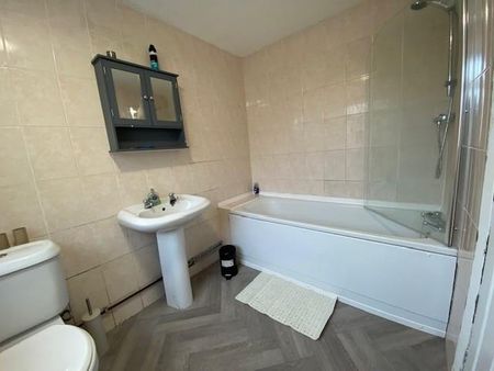1 bedroom in a house share to rent - Photo 4