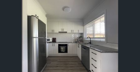 Beautifull Fully Furnished 2 Bedroom Unit with Gardener Included! - Photo 5