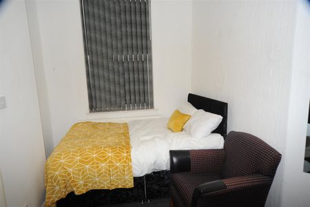 United Kingdom, 23-25 The Crescent, TS5 6SG, Middlesbrough - Photo 2