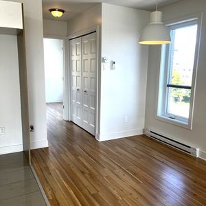 CONDO 3 1-2 + GRAND BALCON+STATIONNEMENT - Photo 3