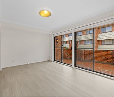 Newly Renovated North Facing Split Level 3 Bedroom Townhouse - Photo 4