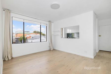 BEAUTIFULLY RENOVATED 2 BEDROOM APARTMENT! - Photo 4