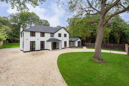 5 bedroom detached house to rent - Photo 2