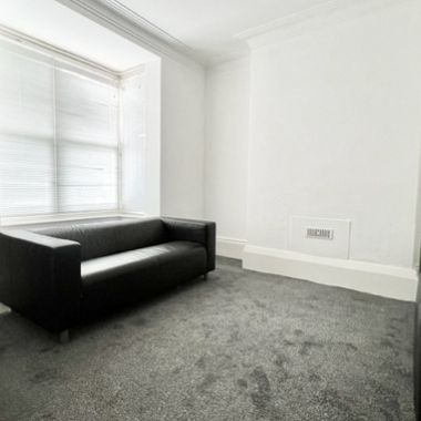 Recently Renovated 4-Bedroom Terraced Property with Off-Road Parking Near Hallam University and Collegiate Campus - Photo 1