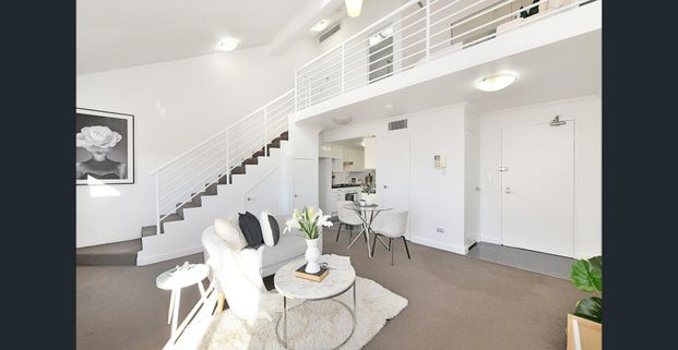 One Bedroom Loft-Type Apartment with New Floorboards - Photo 1