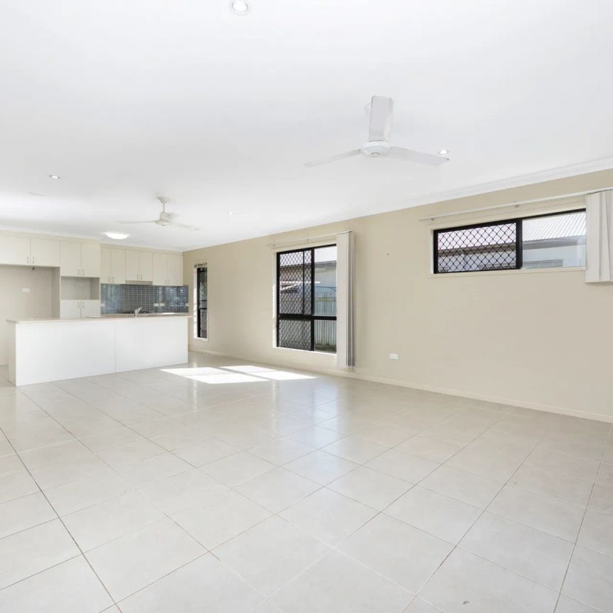 27 Sanctum Boulevard, Mount Low. - Photo 1