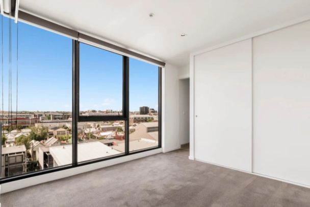 Vibrant Inner-City Living: Spacious One-Bedroom with Gym & Pool Access - Photo 1