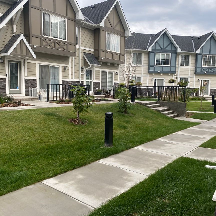 Like new 3 bdrms +den,2.5 bath db garage townhome in Nolan Hill! - Photo 1