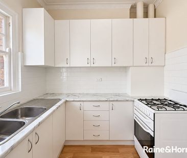 Convenient Two-Bedroom Apartment Close to UNSW & Light Rail - Photo 2