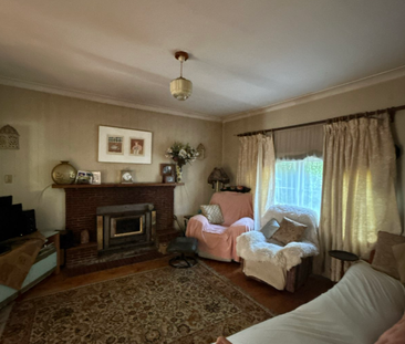 Charming Family Home in Peaceful Leafy Setting - Walk to Town - Photo 5 | Rentumo