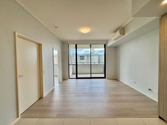 Light Filled Modern Two Bedroom Apartment With Air Conditioning & Study - Photo 1