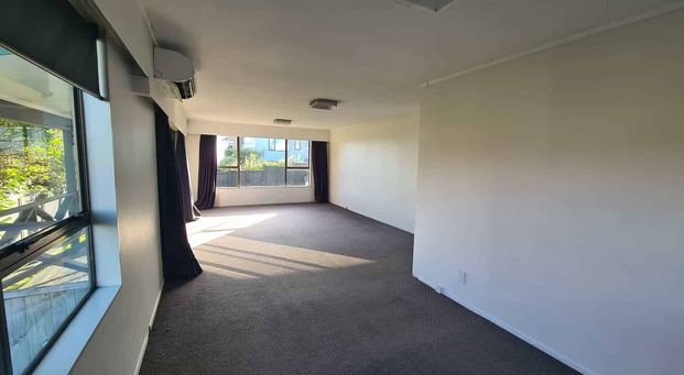 Spacious family home in Maungaraki - Photo 1