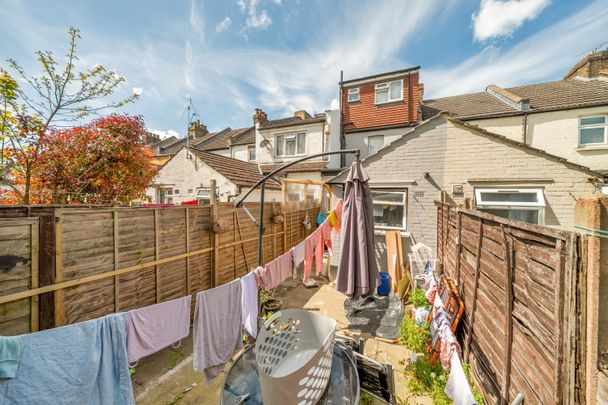 Terraced House to rent - Rural Vale, Gravesend, Kent, DA11 - Photo 1