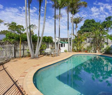 LARGE FAMILY HOME PERFECT FOR SUMMER! - Photo 6